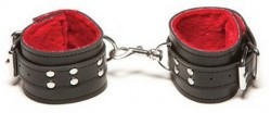 Чёрные кожаные наручники X-Play с красным мехом внутри