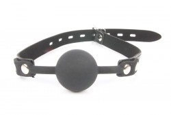 Черный силиконовый кляп-шарик на регулируемой застежке