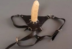 Женский страпон с виниловой насадкой телесного цвета - 16 см. Женский страпон с виниловой насадкой телесного цвета - 16 см.