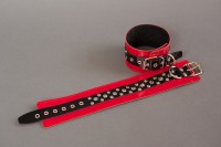 Наручники из красной лакированной кожи на мягкой подкладке Наручники из красной лакированной кожи на мягкой подкладке