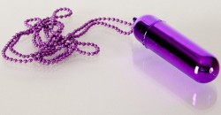Фиолетовый мини-вибратор на цепочке