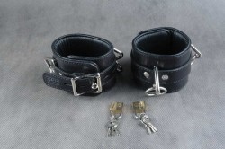 Чёрные кожаные подвёрнутые наручники