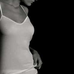 Женская майка на тонких бретелях с неглубоким V-образным вырезом Cotonella Женская майка на тонких бретелях с неглубоким V-образным вырезом Cotonella