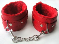 Красные оковы на цепочке с карабинами