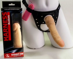 Страпон с телесной насадкой-фаллосом и выносным пультом управления вибрацией - 19,3 см.