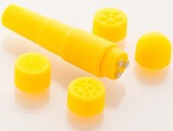 Компактный желтый вибромассажер с 4 насадками