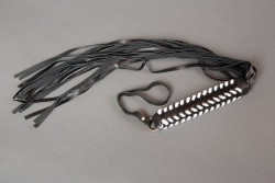 Чёрный флогер с плетеной чёрно-белой рукоятью Чёрный флогер с плетеной чёрно-белой рукоятью